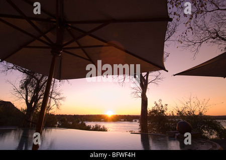 Der River Club Lodge, Sonnenuntergang am Zambesi River, Sambia. Stockfoto