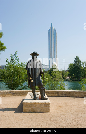 Skyline von Austin mit Statue von Stevie Ray Vaughn in der Forground. Stadt Lake(Lake Lady Bird) Wanderung/Radweg entnommen Stockfoto