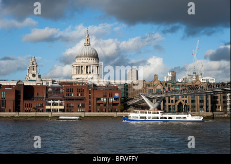 Schifffahrt auf der Themse vorbei an St. Pauls Cathedral, London, England, UK Stockfoto