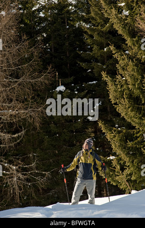 Junger Mann im Schnee wandern Stockfoto