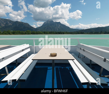 Leere Tische und Bänke auf Fähre auf See Stockfoto