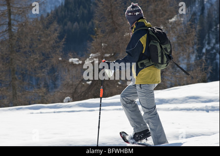 Junger Mann im Schnee wandern Stockfoto