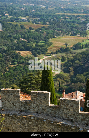 Das 11. Jahrhundert Schloss mit Blick auf Ville De Grimaud. Stockfoto