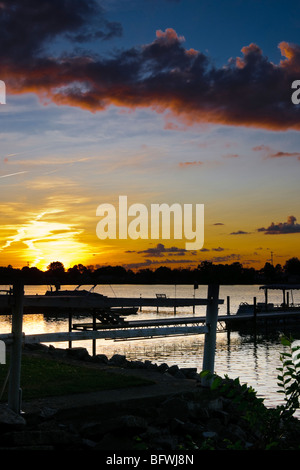 Die Sonne geht über dem Ottawa River in Nr. Ort, Toledo, Ohio Stockfoto