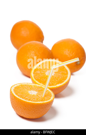 frische Orangen auf weißem Hintergrund Stockfoto
