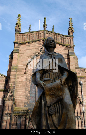 Statue der Dame verfügt außerhalb Stiftskirche St. Peterskirche, Wolverhampton, West Midlands, England, UK Stockfoto