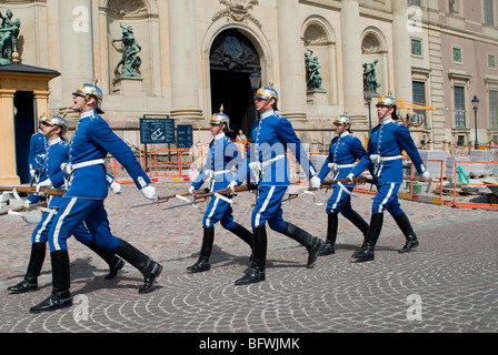 die Wachen werden täglich wechselnde vor dem königlichen Palast in Stockholm. viele Touristen besuchen diese Zeremonie Stockfoto