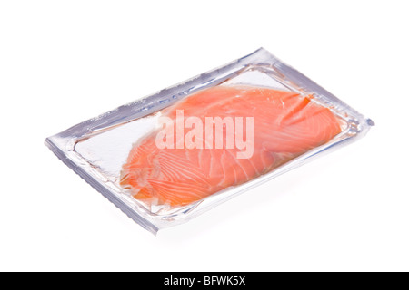 Geräucherte Lachsscheiben in Paket isoliert auf weißem Hintergrund Stockfoto