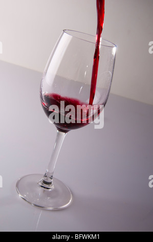 Füllt ein Glas Wein, Cabernet-Sauvignon-Chile Stockfoto
