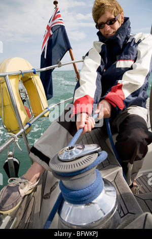 Frau hochziehende Segel Yacht Stockfoto