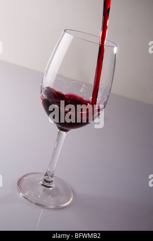 Füllt ein Glas Wein, Cabernet-Sauvignon-Chile Stockfoto