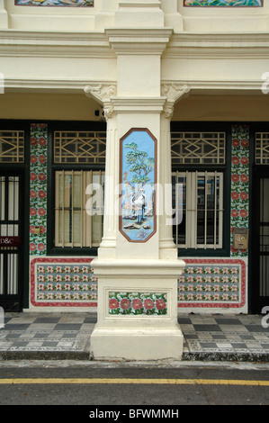 Bemalte Säule aus restauriertem, historischem Peranakan, oder Chinesische Straße, Haus mit 1,5 m Weg oder überdachter Weg, Little India, Singapur Stockfoto