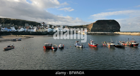 Angelboote/Fischerboote vor Anker im Hafen von Staithes, Yorkshire Heritage Coast, England Stockfoto