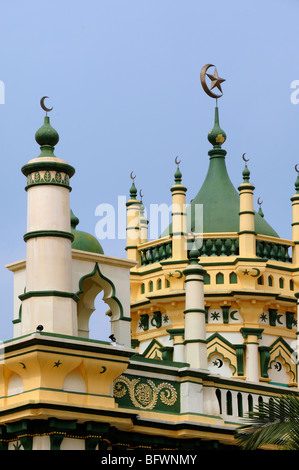 Minarette und grüne Halbmonde der Abdul-Gaffoor-Moschee (1907) im indo-Sarazenischen Stil erbaut, Kampong Kapor, Little India, Singapur Stockfoto