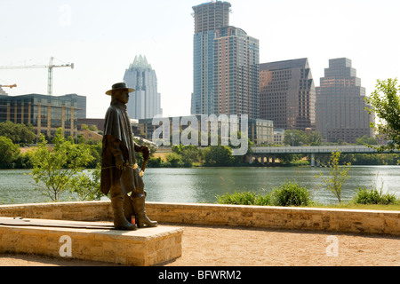 Skyline von Austin mit Statue von Stevie Ray Vaughn in der Forground. Stadt Lake(Lake Lady Bird) Wanderung/Radweg entnommen Stockfoto