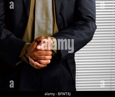 Business-Mann zusammen Hände ringend Stockfoto