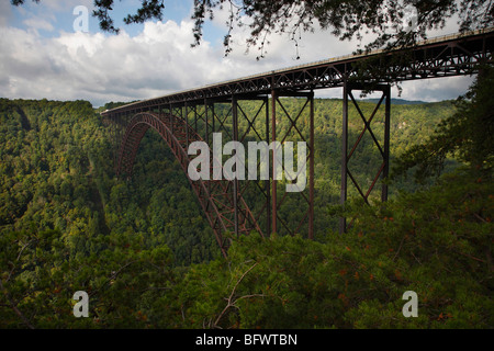 New River Gorge Bridge in West Virginia, USA, früherbstliche Landschaft, Wolkenlandschaft, Hi-res Stockfoto