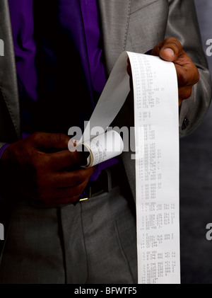 Business-Mann mit langem Papier Empfang Stockfoto