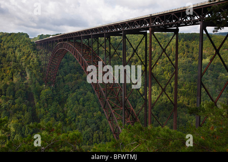 New River Gorge Bridge in West Virginia, USA, früherbstliche Landschaft, Wolkenlandschaft, Hi-res Stockfoto