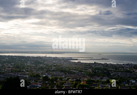 Abends Blick nach Norden über Dun Laoghaire Hafen und die Bucht von Dublin aus Dalkey Steinbruch, Dublin, Irland Stockfoto