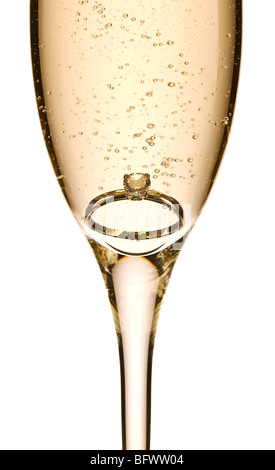 Verlobungsring in Glas Champagner Stockfoto