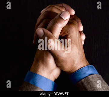 Business-Mann mit den Händen umklammert zusammen Stockfoto