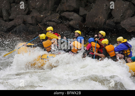 Wildwasser-Rafting auf dem New River West Virginia National Watersport USA Gruppe von Menschen Landschaft Rafting Floß von oben horizontalen Hi-res Stockfoto