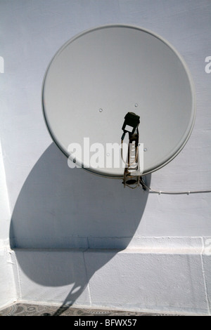 Eine Satellitenschüssel auf dem Dach in Malta Stockfoto