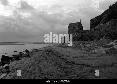 Stein-Kapelle am Ufer des Mont Saint Michele France Stockfoto