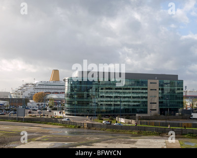 Karneval Haus Southampton UK corporate Headquarter von Carnival UK mit Oriana im Hintergrund & Website West Quay Wasserzeichen Stockfoto