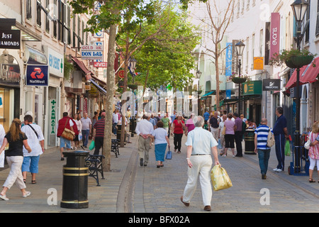 Gibraltar. Menschenmassen in der Main Street einkaufen Stockfoto