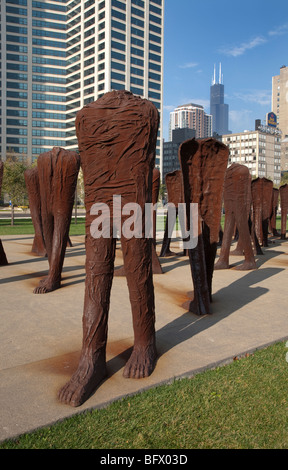 Agora-Kunst im öffentlichen Raum-Skulptur im Grant Park Chicago mit Sears Willis Tower im Hintergrund an einem sonnigen Tag Stockfoto