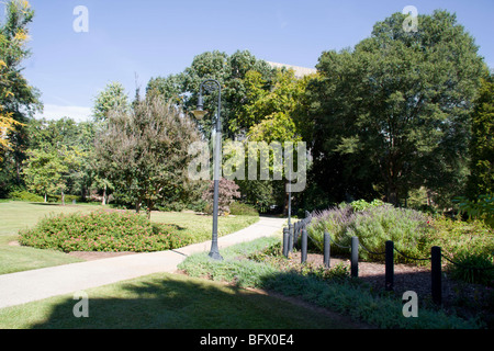 bunte Park mit Blumen und Bäumen rund um die Hauptstadt Gebäude im Zentrum von Columbia, South Carolina, SC angelegten, Stockfoto