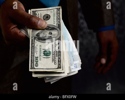 Business-Mann Betrieb aus Dollarnoten Stockfoto