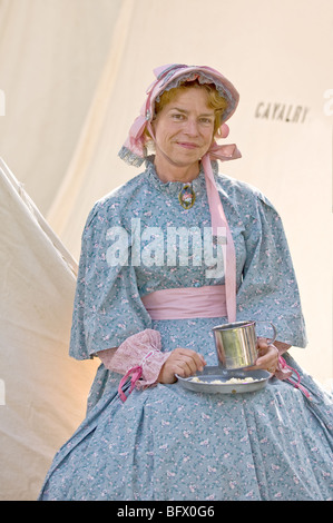 Szenen aus einem Bürgerkrieg Nachstellung der Schlacht von Gettysburg; eine Frau mittleren Alters im Zeitraum Kleid Stockfoto