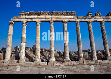 Pompeius Apameia (Apameia) oder Afamia (Arabisch) Teil des römischen Reiches in Syrien gemacht. Cardo Maximus Straße mit Spalten. Römische und Stockfoto
