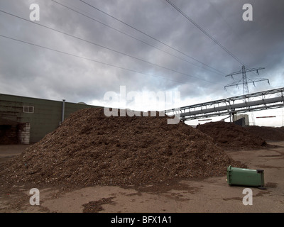 Haufen von Biomasse bei Essent Biomüll Kompostierungsanlage in Zuid-Limburg, Maastricht, Niederlande Stockfoto