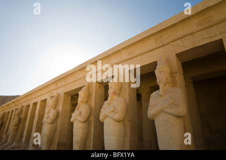 Osirid Statuen von der mittleren Kolonnade am Tempel der Hatschepsut in Deir el-Bahari, West Bank, Luxor, Ägypten Stockfoto