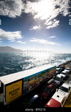 Fähre, die Beförderung von Personen und Autos von Wellington nach Picton, Nordinsel, Südinsel, Neuseeland Stockfoto