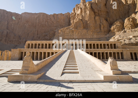 Horus Statuen bewacht die Rampe am Tempel der Hatschepsut in Deir el-Bahari, West Bank, Luxor, Ägypten Stockfoto