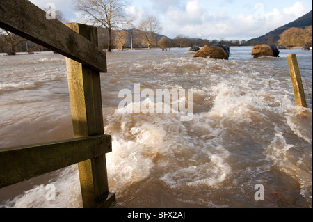 Überfluteten Ackerland zeigt Großballen und Zäune beschädigt Stockfoto