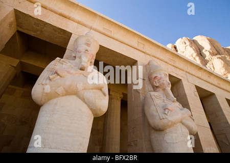 Osirid Statuen von der mittleren Kolonnade am Tempel der Hatschepsut in Deir el-Bahari, West Bank, Luxor, Ägypten Stockfoto