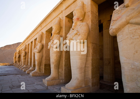 Osirid Statuen von der mittleren Kolonnade am Tempel der Hatschepsut in Deir el-Bahari, West Bank, Luxor, Ägypten Stockfoto