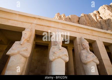 Osirid Statuen von der mittleren Kolonnade am Tempel der Hatschepsut in Deir el-Bahari, West Bank, Luxor, Ägypten Stockfoto