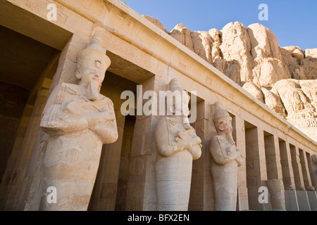 Osirid Statuen von der mittleren Kolonnade am Tempel der Hatschepsut in Deir el-Bahari, West Bank, Luxor, Ägypten Stockfoto