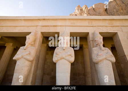 Osirid Statuen von der mittleren Kolonnade am Tempel der Hatschepsut in Deir el-Bahari, West Bank, Luxor, Ägypten Stockfoto