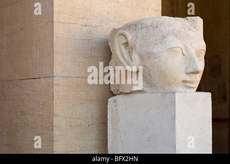 Fragmente von Statuen im Tempel der Hatschepsut in Deir el-Bahari, West Bank, Luxor, Ägypten Stockfoto
