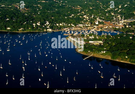 Luftaufnahme der Segelboote, die im malerischen Küstendorf Camden, Maine, festgemacht sind. Stockfoto