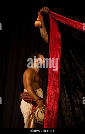 Ein Schlagzeuger begleitet eine Kathakali Geschichte-Theaterstück, in einem Theater in Trivandrum, Kerala. Stockfoto