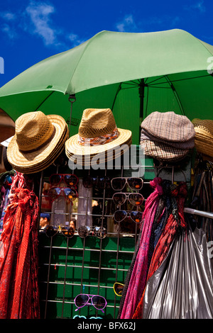 Stall verkauft Mützen, Regenschirme, Schals und Sonnenbrillen in Canterbury, Kent Stockfoto